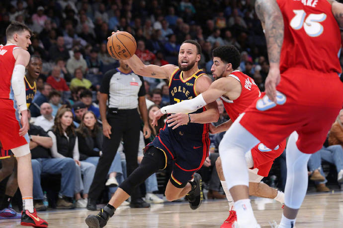 包含快船队在客场以分较大优势击败黄蜂队的词条