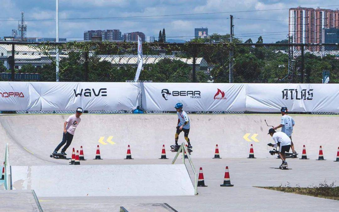 滑板比赛选手飞奔赛道突破极限