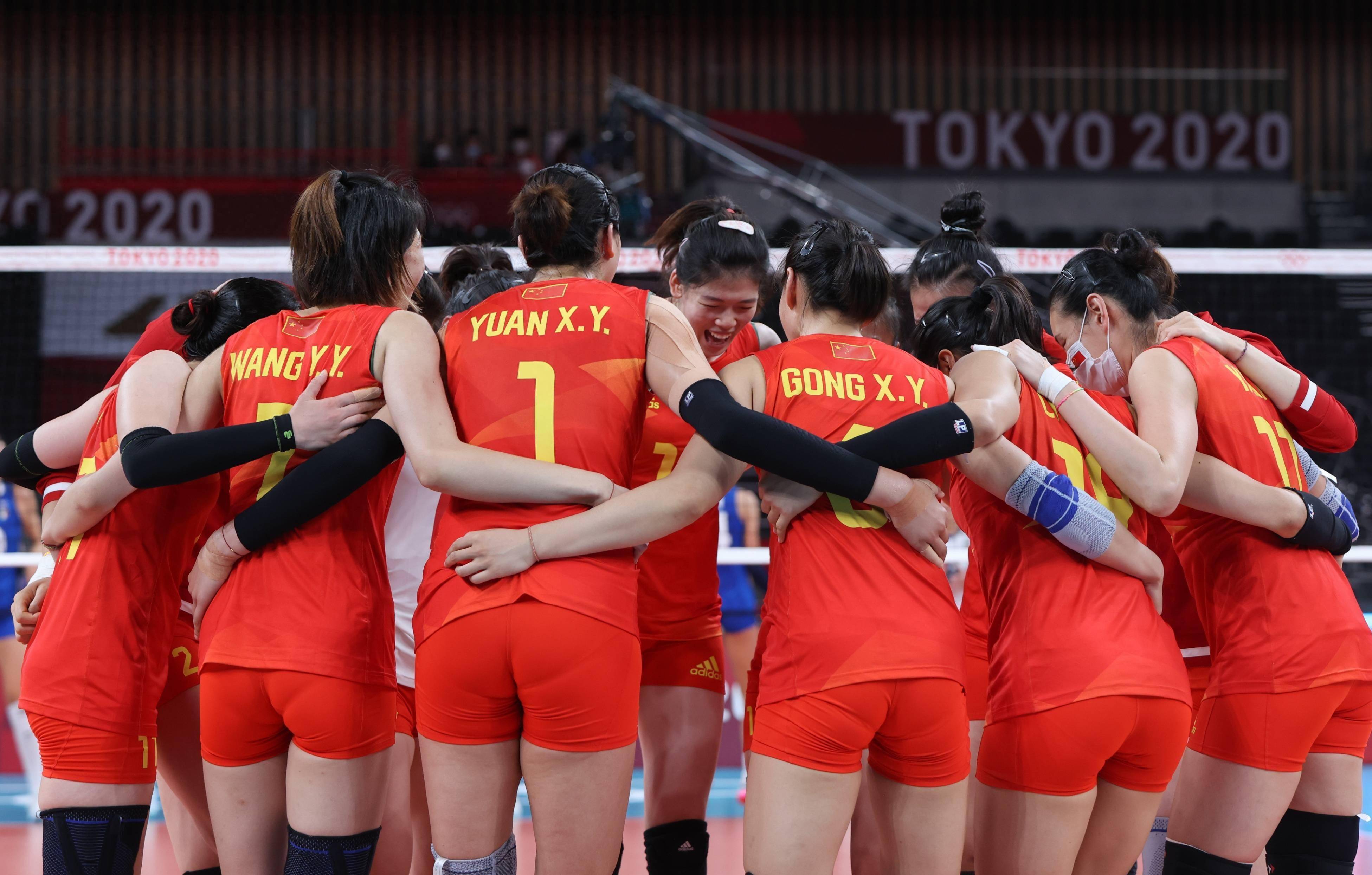 队员们在场上发挥出色，全力争取最终胜利