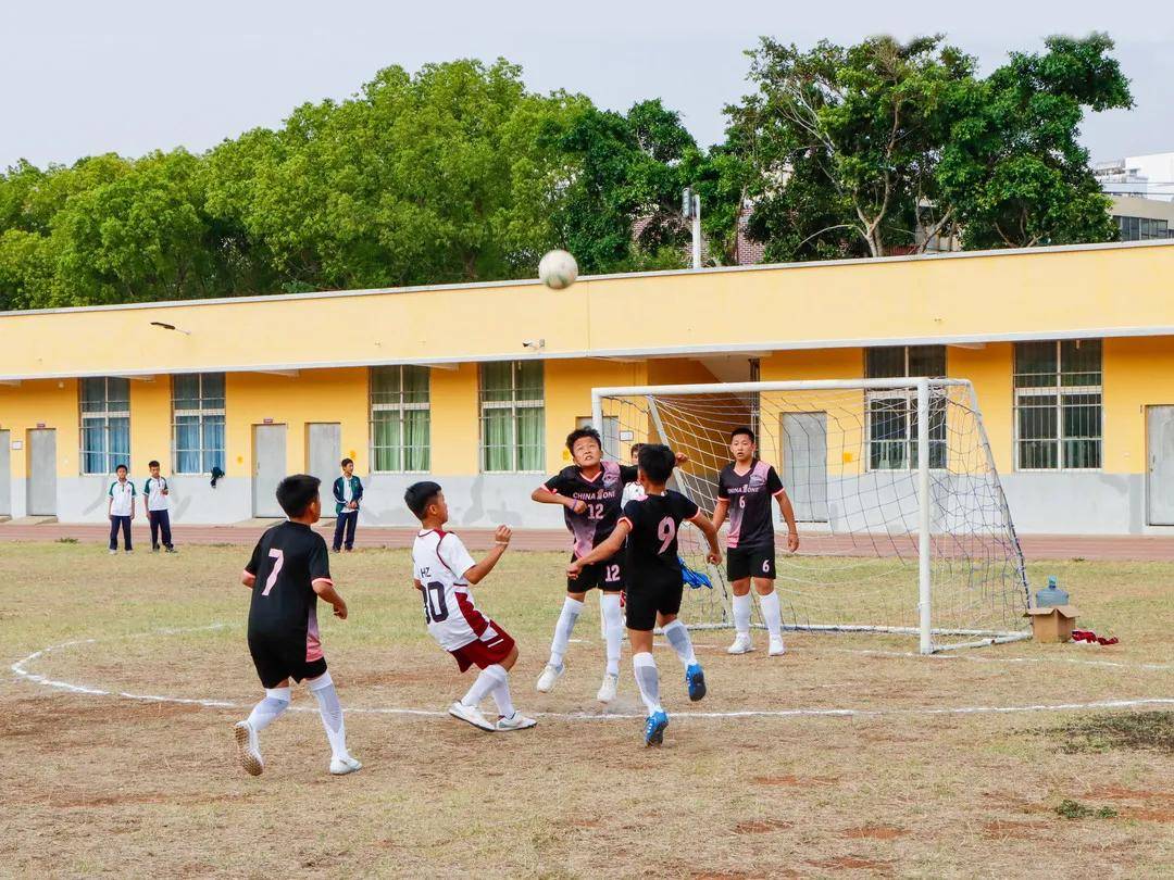 足球学校选拔新一届优秀球员
