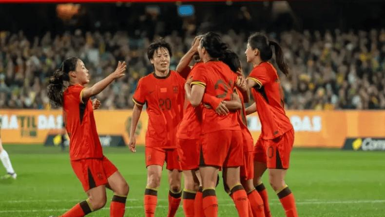 墨西哥女足队员全力拼搏，最终失利