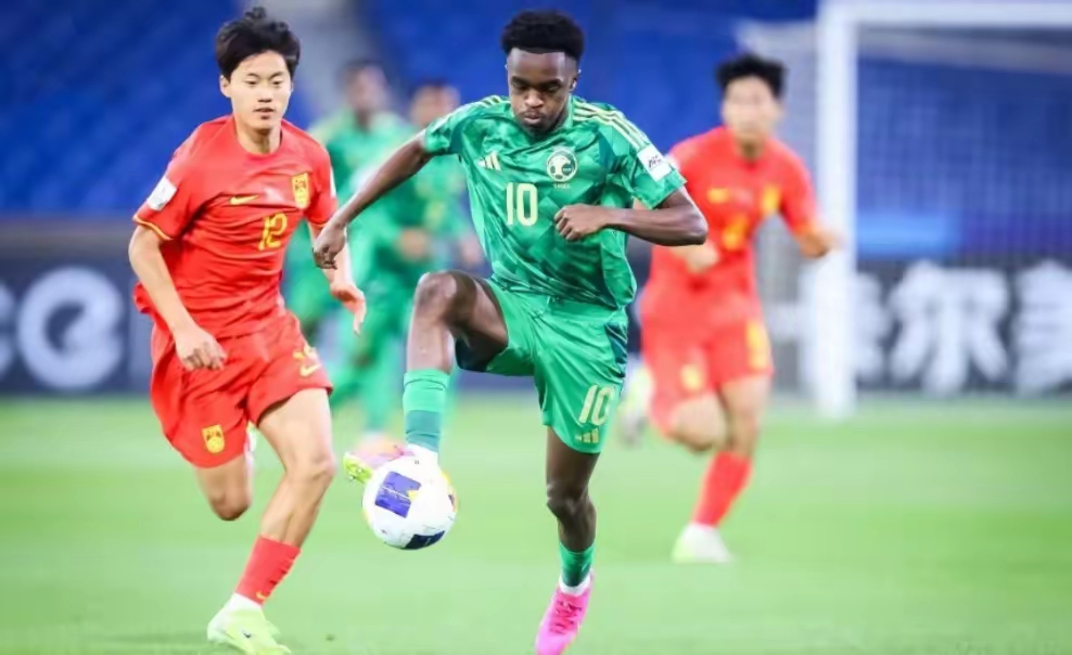 阿曼球员沙马纳出战亚洲杯比赛 阿曼球员沙马纳出战亚洲杯比赛