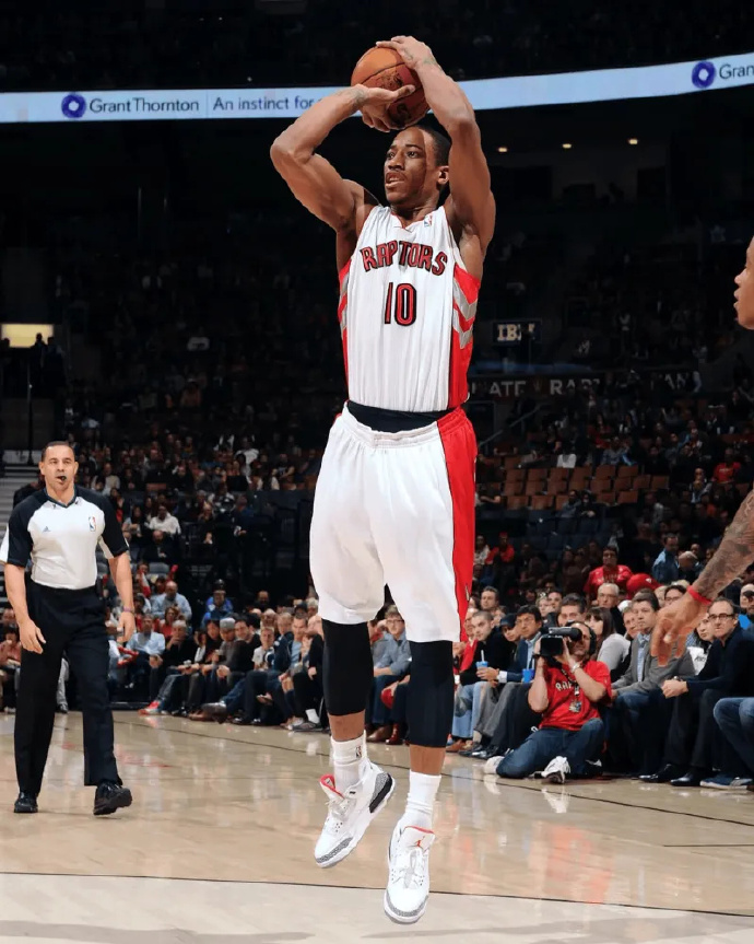 马刺大胜黄蜂，德罗赞发挥出色