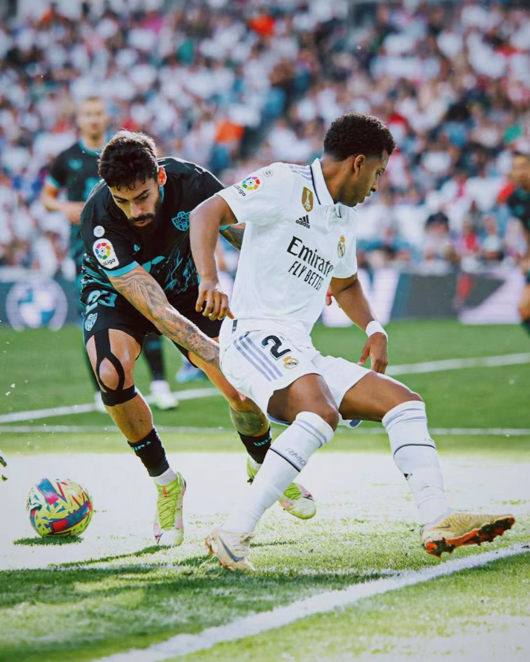 苏格兰对阵塞维利亚，本泽马存在感拉满